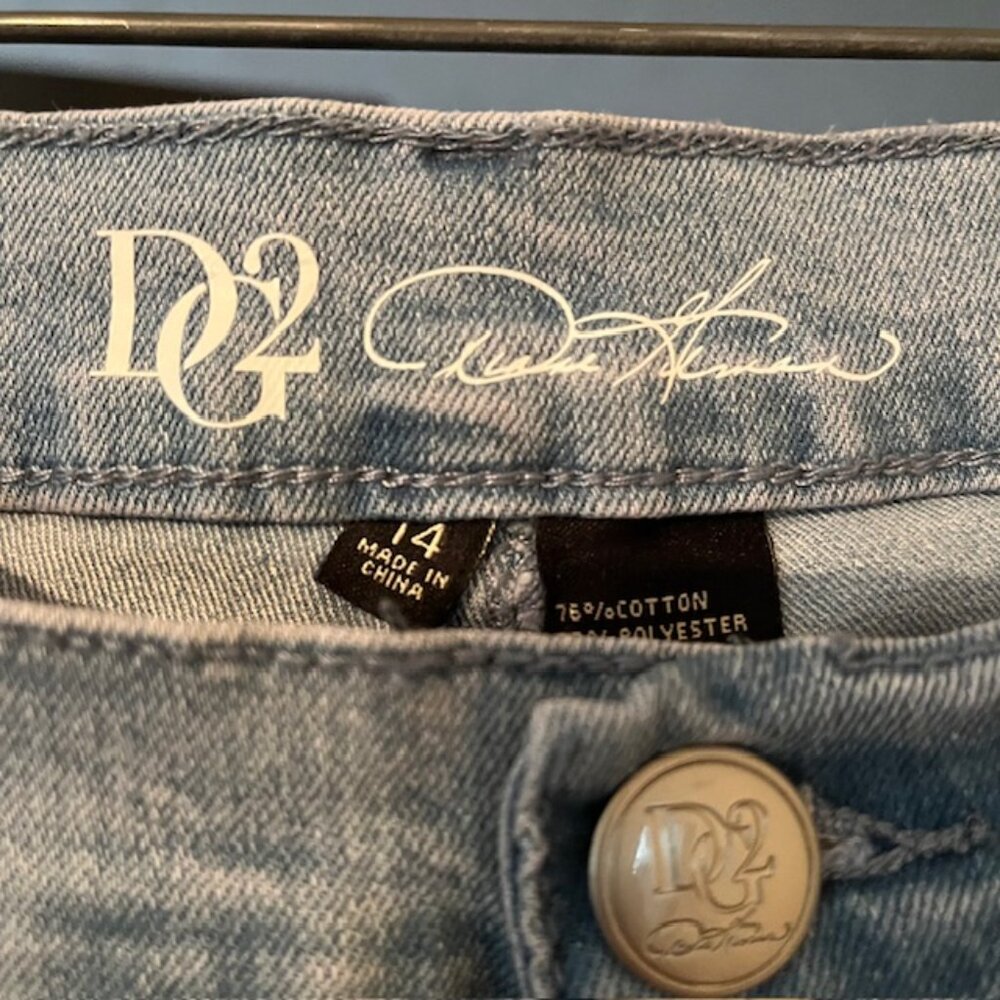 NWT DG2 Diane Gilman Stretch Embroidered Cropped Jean 654-662 Chambray Size 14 - Picture 8 of 9